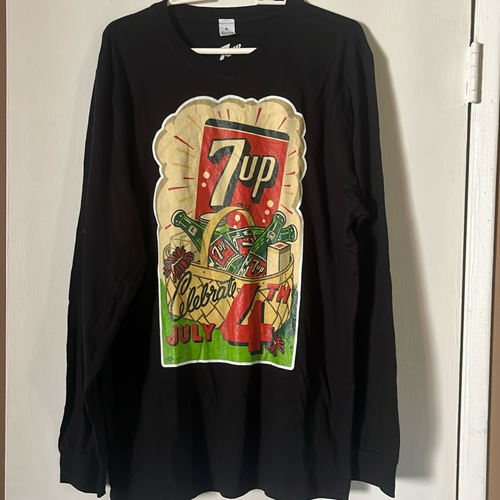 7up NWOT long sleeve graphic tee